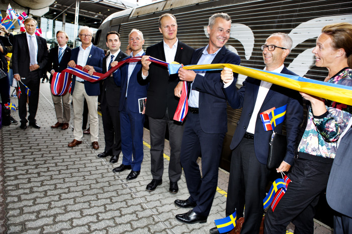 Idag invigdes snabbtåget mellan Stockholm och Oslo. Premiärtåget togs emot med pompa och ståt på Oslo Sentralstasjon där resenärerna möttes av representanter från norsk politik och näringsliv. På plats fanns SJ:s vd Crister Fritzson, Ketil Solvik-Olsen, Samferdselsminister, Jan Tore Sanner, Kommunal- og moderniseringsminister, Bjørn Kristiansen, trafikdirektör Jernbaneverket. Med på snabbtåget fanns även representanter från Värmland: regionrådet Tomas Riste, Handelskammaren Värmlands vd Frida Johansson kommunalrådet Per-Inge Lidén och landshövdingen Kenneth Johansson.