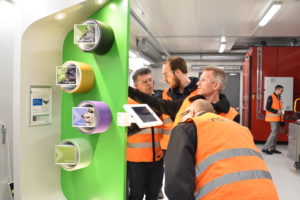 Många var nyfikna på att titta in i den nya verkstaden vid Valmets officiella invigning 25 april.